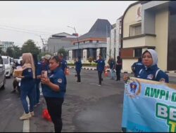 Wujud Kepedulian, AWPI DPC Bojonegoro Bagikan Takjil di Depan Gedung DPRD