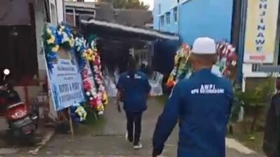 Ketua AWPI Bojonegoro dan anggota Takziah ke Rumah Duka Ayahanda Brigjen Pol Dekananto Eko Purwono