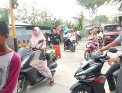 PWB Bagikan 500 Takjil kepada Pengguna Jalan di Pertigaan Tanjung Harjo Kapas