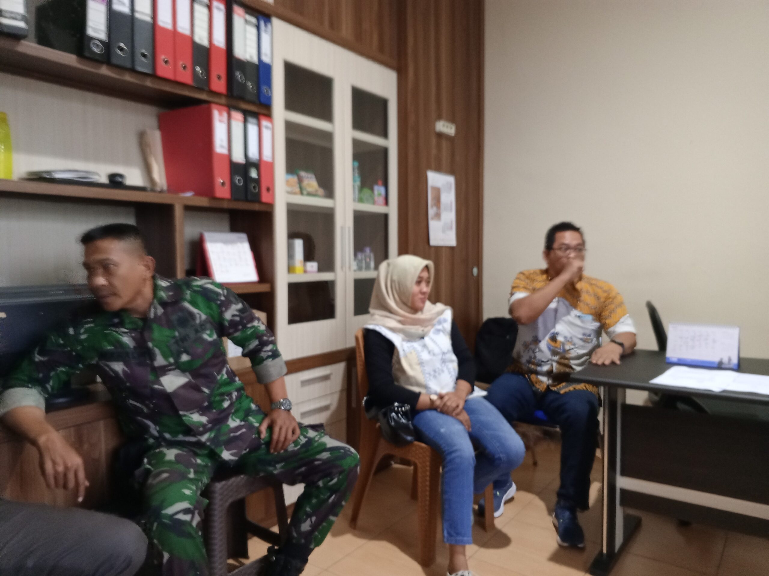 Perempuan memakai kerudung panggilan Bu ning yang mengakui sebagai PH. PT