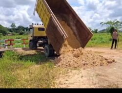 Polsek Teluk Bayur Bersama Warga Revitalisasi Jembatan Merah Putih di jalan stasiun 1 Kecamatan teluk bayur