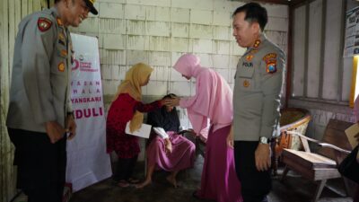 Polri Untuk Masyarakat : Kapolres Bojonegoro Beri Bantuan Anak Difabel