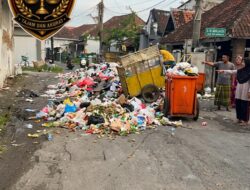 Kondisi Memprihatinkan di Bangkalan: Tumpukan Sampah Menutup Jalan, Warga Kesulitan Melintas