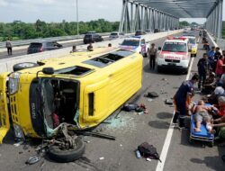 Ban Pecah, Isuzu Elf Rombongan Warga Sampang Terguling di Tol Jombang-Mojokerto