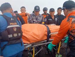 LAPORAN LAKA LAUT PERAHU  TENGGELAM 1 MENINGGAL DUNIA DAN 2 BELUM DI TEMUKAN di AREA DEPAN PELABUHAN PLTU GRESIK
