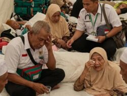 Perjuangan di Tanah Suci: Jemaah Haji Bangkalan Bertahan dengan Air Es, Lansia Jatuh Lemas Akibat Keterlambatan Makanan