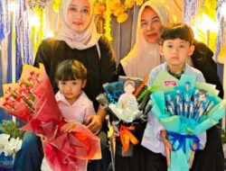 Hadiah Bunga untuk Bunda Pelepasan TK Dharma Wanita Penuh Haru di Pagak Malang