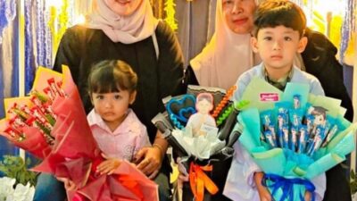 Hadiah Bunga untuk Bunda Pelepasan TK Dharma Wanita Penuh Haru di Pagak Malang