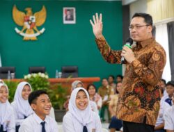 Seragam Gratis dan Ujian Integritas Sekolah