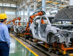 INDUSTRI OTOMOTIF DI UJUNG PERSIMPANGAN NASIB BURUH