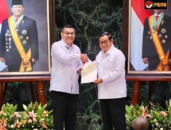 Wamen Ossy Serahkan 499 Sertipikat ke Gubernur Pramono Anung Pada HUT DKI Jakarta ke-499