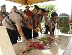 Kapolres Tanjung Perak Pimpin Tabur Bunga di Makam WR Supratman