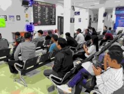 Ciptakan Suasana Nyaman, Satlantas Hadirkan Nobar Piala Dunia dan Pemohon SIM Bikin Antrean SIM Makin Ceria