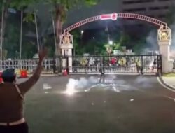 Massa Aksi di Depan Grahadi Ricuh, Aparat Siaga Hadapi Situasi Memanas