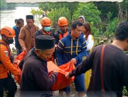 DRAMATIS! Pemancing Tenggelam di Kali Lamong Ditemukan Meninggal, Tim SAR Gabungan Langsung Evakuasi ke Rumah Duka