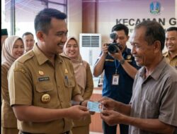 RESPONS CEPAT KELUHAN WARGA, CAMAT GALIS TEGASKAN KOMITMEN PELAYANAN TRANSPARAN DAN EVALUASI TOTAL!