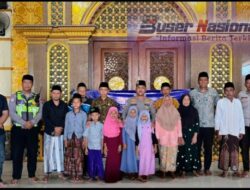 Jumat Berkah, Kasat Lantas Polres Bangkalan AKP Febry Hermawan Berbagi Sembako kepada Masyarakat Membutuhkan