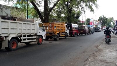 BREAKING NEWS: ANTRIAN KENDARAAN MENGULAR DI SEJUMLAH SPBU DI BANGKALAN, WARGA MINTA KEPASTIAN STOK BBM