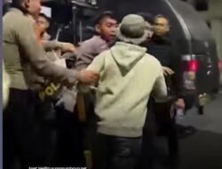 Massa Aksi Ricuh di Depan Grahadi, Polisi Lakukan Pembubaran dan Penangkapan