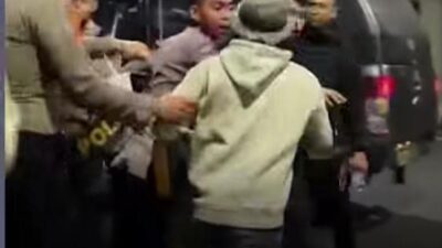 Massa Aksi Ricuh di Depan Grahadi, Polisi Lakukan Pembubaran dan Penangkapan